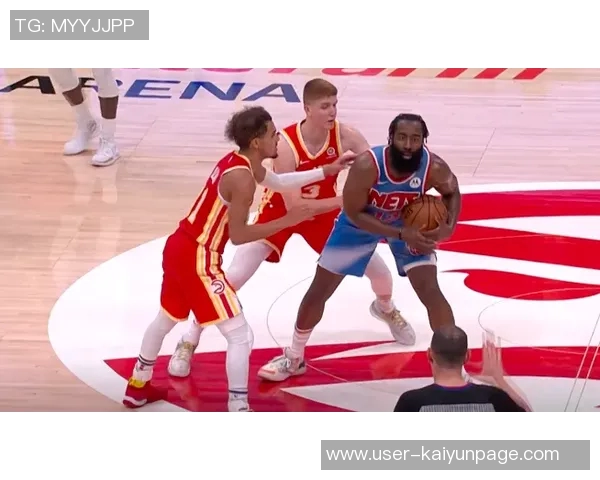 詹姆斯在家高尔夫模拟器练球分享精进球技的日常时光